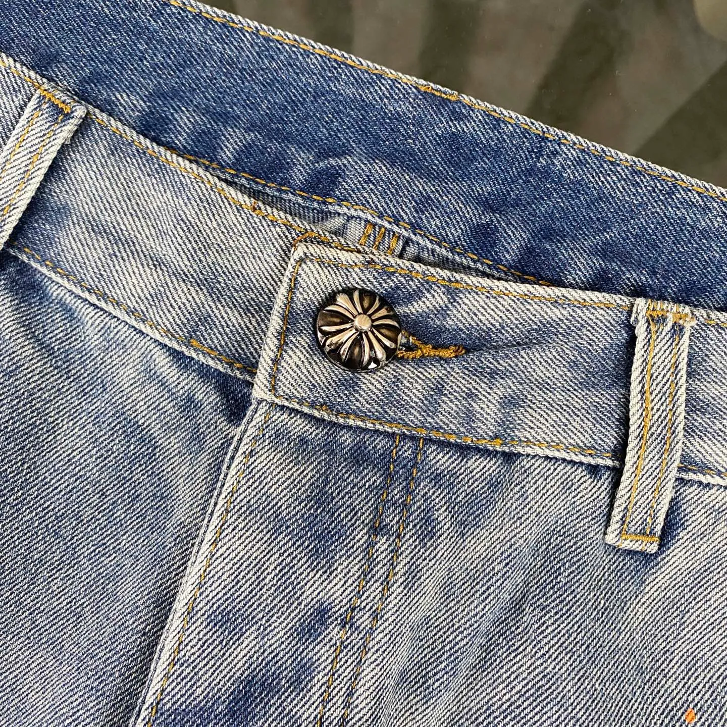 P200 Chrome Hearts London limited leopard print three-color leather cross high street heavy-duty splash-ink denim shorts. Uninhibited personality, unique charm. Every step of wear and every hole in these Chrome Hearts denim shorts is an ingenious artistic presentation. It seems to be announcing to the world that I am who I am, uninhibited, unique, and full of charm! Imported fabrics, heavy industrial washing: Made of imported denim fabrics, which have been washed and damaged by heavy industrial washing. Every inch exudes a sense of uninhibited coolness. Wear it and you will be the spokesperson of high street fashion! Double-layer woven, customized hardware. The double-layer woven design of the trousers body, paired with exclusive customized hardware accessories, shows an incomparably beautiful and unique style. Every detail reveals Croxin's ultimate pursuit of quality. Difficult to make, high street style Although the production process is complicated, it is all to present the most perfect effect. Wear it and you will become the focus of the high street and lead the jeans trend in the new era! Come and choose your exclusive Croxin H472 high street denim shorts and show your uninhibited charm! Size: 28 30 32 34